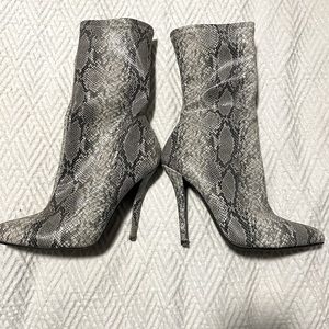 Heeled boots snake print